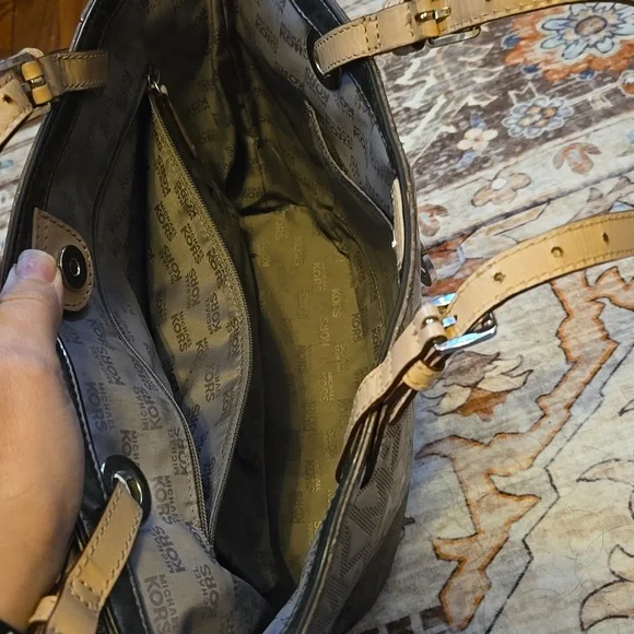 Micheal Kors Purse  metallic silver - Picture 3 of 5